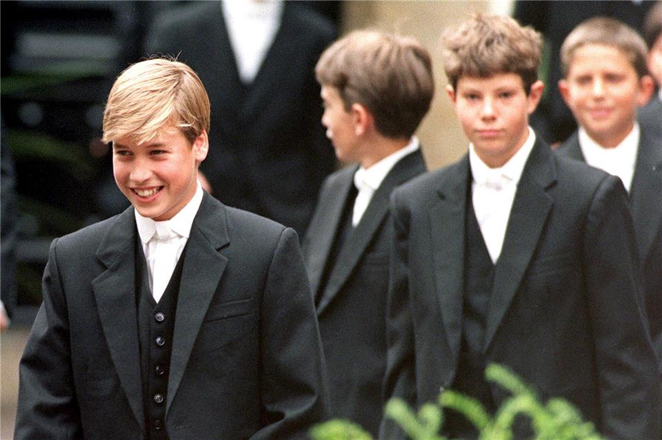 Auch Prinz William gehört zu den Absolventen. Hier ist er an seinem ersten Tag an der Schule im Jahr 1995 zu sehen. (Archivbild)John Stillwell/PA Wire/dpa