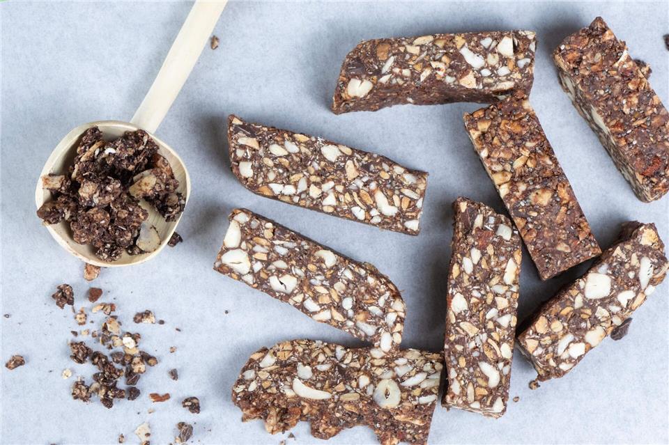 Auch Produkte, die gesund erscheinen, können zu viel Zucker in sich tragen. (Symbolbild)Sebastian Kahnert/dpa