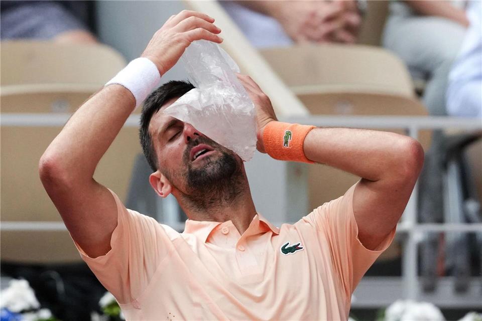 Auch Profisportler haben mit der Hitze zu kämpfen: Tennis-Star Novak Djokovic.Dimitar Dilkoff/AFP/dpa