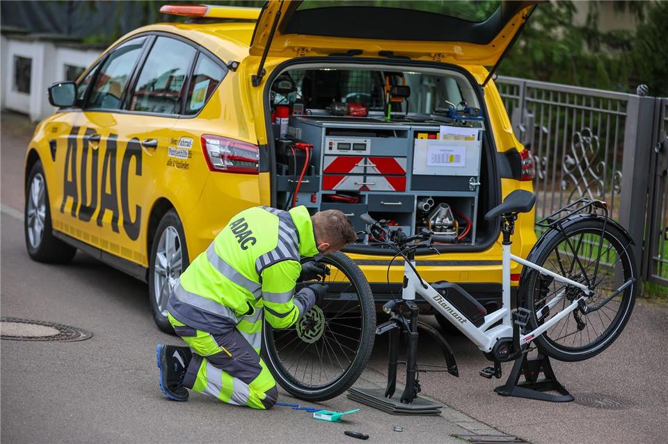 Auch Radfahrende rufen immer häufiger den ADAC: In den meisten Fällen ist ein platter Reifen der Grund für die Panne. (Archivbild) Jan Woitas/dpa