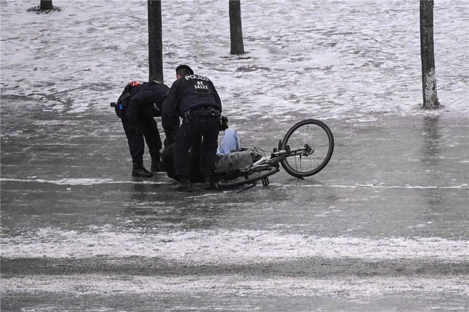 Auch Radfahrer sind vom Glatteis betroffen.Britta Pedersen/dpa