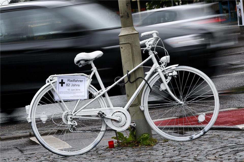 Auch Radfahrer und Fußgänger zählten zu den Verkehrsopfern. (Symbolbild)picture alliance / dpa