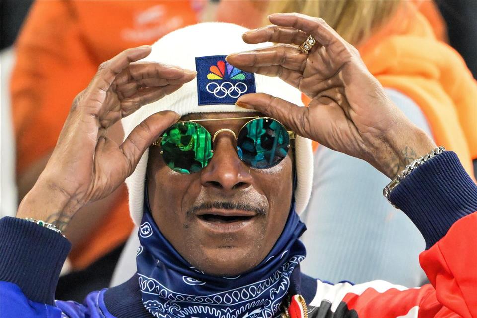 Auch Rap-Ikone Snoop Dogg verfolgte die 500 Meter der Frauen.Peter Kneffel/dpa