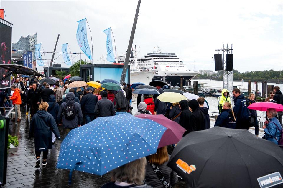 Schiffe schauen und Feuerwerk - Cruise Days locken Besucher Auch Regenschauer halten die Menschen nicht vom Besuch der Hamburg Cruise Days ab. Daniel Bockwoldt/dpa