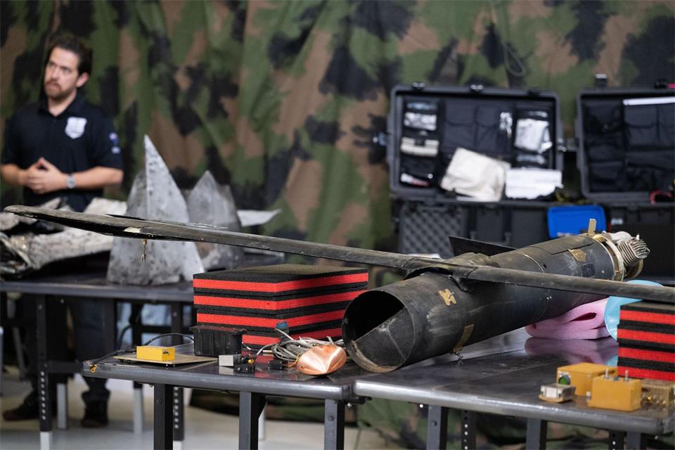 Auch Reste einer iranischen Aufklärungsdrohne dienen Soldaten in Wiesbaden-Erbenheim bei der Planung einer Nato-Großübung als Anschauungsmaterial. Boris Roessler/dpa