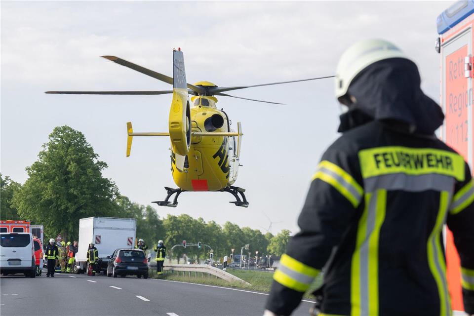 Auch Rettungshubschrauber waren im Einsatz.Julian Stratenschulte/dpa