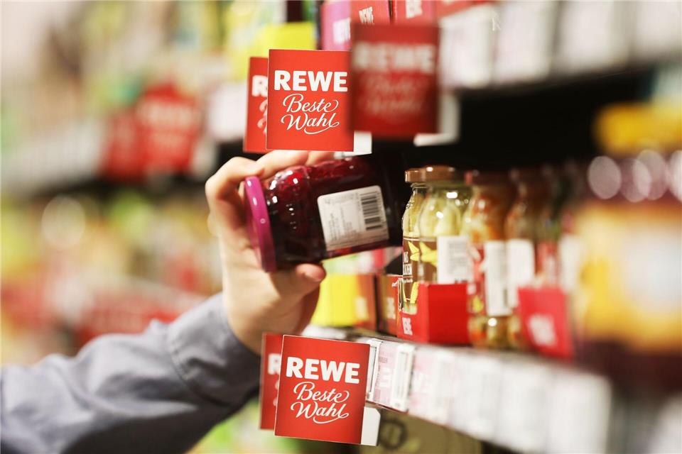 Auch Rewe-Kunden kauften zuletzt häufiger Eigenmarkenprodukte. (Archivbild)Oliver Berg/dpa