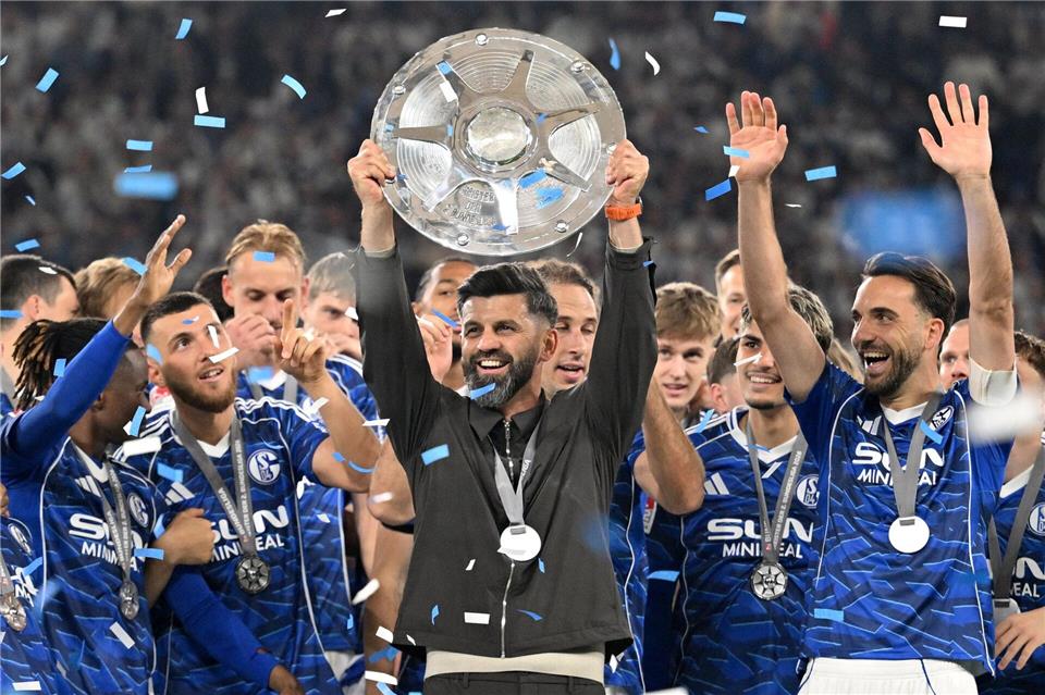 Auch Schalke-Trainer Miron Muslic ließ sich mit der Schale feiern.Bernd Thissen/dpa