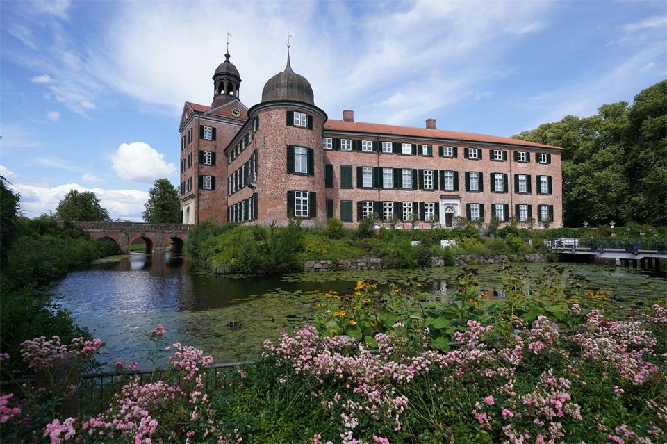 Auch Schlösser im Norden wie das Schloss Eutin laden zum Erkunden ein. (Archivbild)Marcus Brandt/dpa