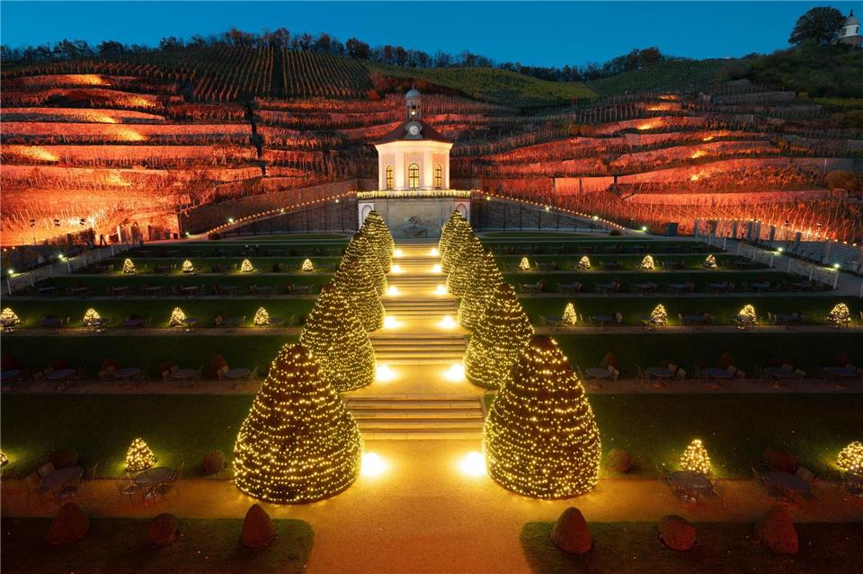 Auch Schloss Wackerbarth zeigt sich dieser Tage in einem besonderen Lichterkleid. (Archivbild) Sebastian Kahnert/dpa
