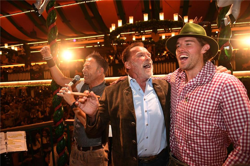 Schwarzenegger gibt auf der Wiesn den Takt an Auch Schwarzeneggers Sohn Christopher war dabei.Felix Hörhager/dpa