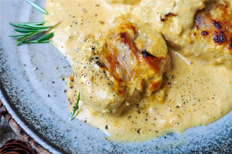 Auch Schweinefilet im Speckmantel gelingen in der Heißluftfriteuse. Zusammen mit einer Sahnesoße aus etwas Frischkäse oder Schmand kommt das Ganze für 25 Minuten in den Airfryer.Steffi Sinzenich/gaumenfreundin.de/dpa-tmn