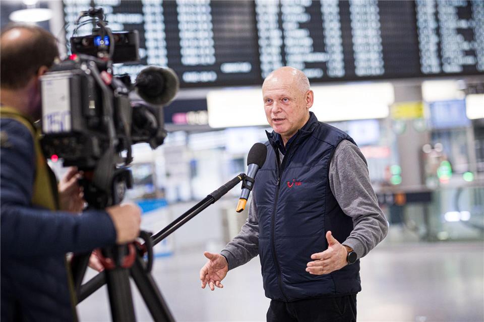 Auch Sebastian Ebel, Vorstandsvorsitzender der Tui AG, war in der Nacht am Flughafen. Moritz Frankenberg/dpa