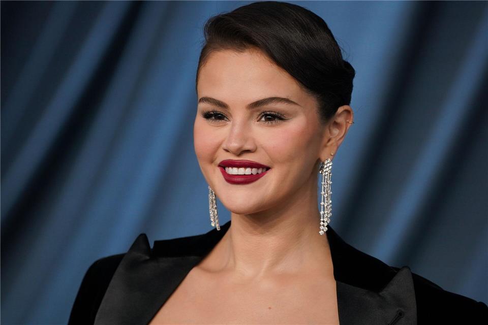 Kim Kardashian mit verhülltem Kopf bei Gala Auch Selena Gomez war Gast bei der Spendengala.Jordan Strauss/Invision/AP/dpa