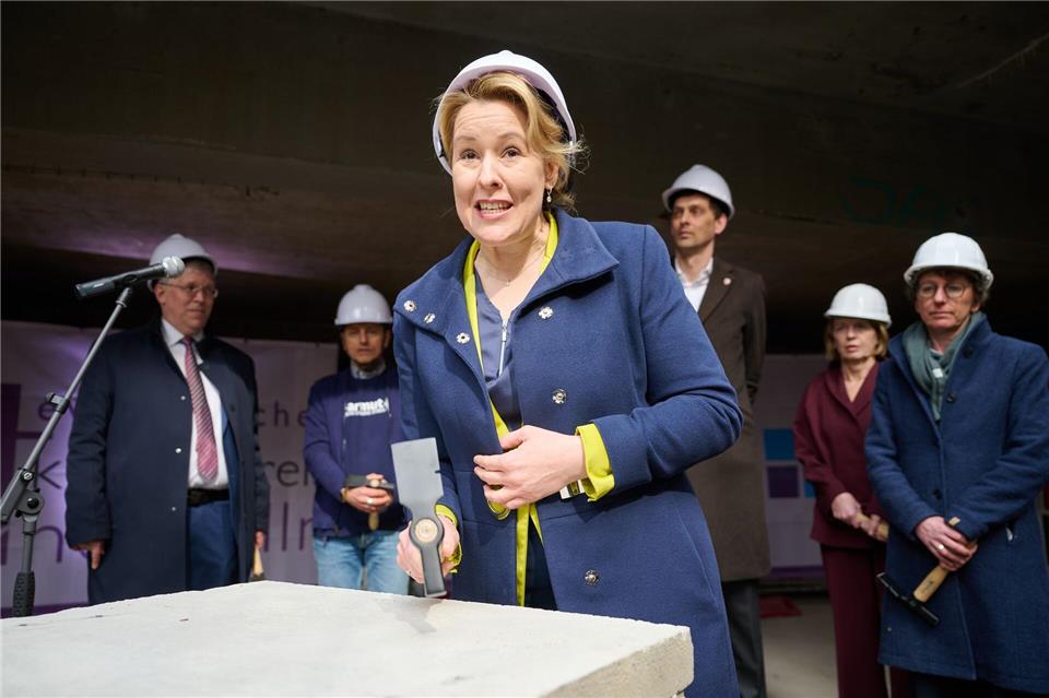 Auch Senatorin Franziska Giffey kam.Annette Riedl/dpa