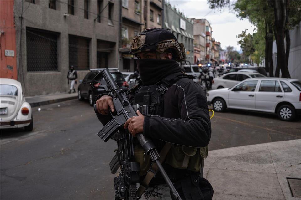 Auch Soldaten der Nationalgarde waren in voller Montur und mit automatischen Waffen im Einsatz. Félix Márquez/dpa