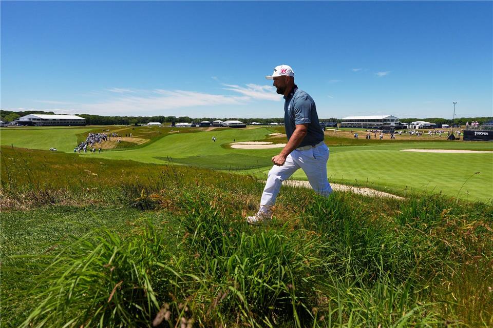 Auch Spaniens Golfstar Jon Rahm hat Respekt vor dem hohen Rough im Shinnecock Hills Golf Club.David J. Phillip/AP/dpa