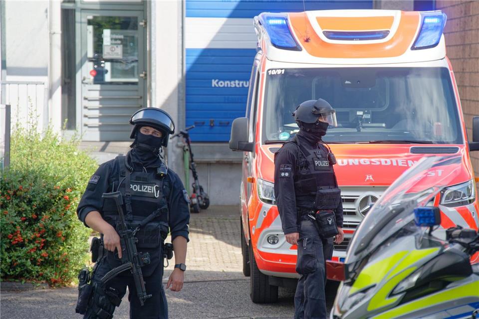 Auch Spezialeinheiten sind vor Ort.Henning Kaiser/dpa