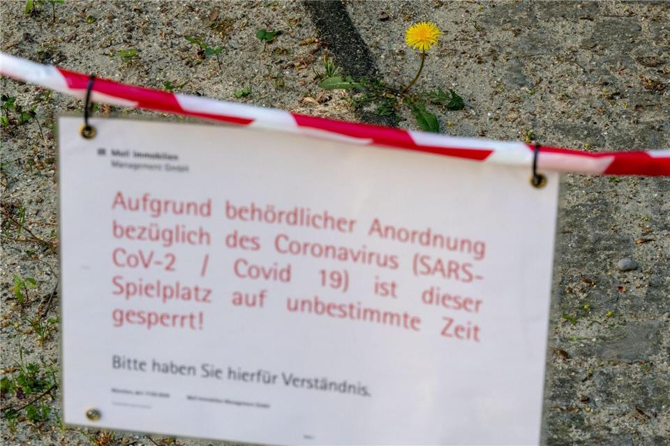Auch Spielplätze waren wegen der hohen Ansteckungsgefahr gesperrt. (Archivbild)Peter Kneffel/dpa