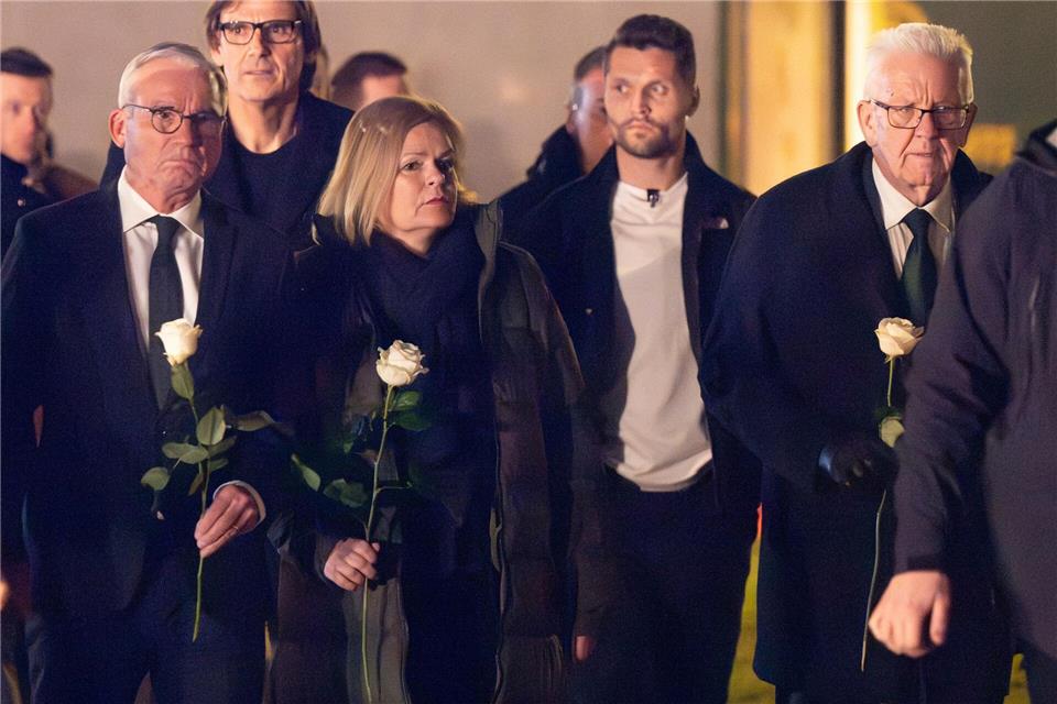 Auch Spitzenpolitiker aus Bund und Land kamen am Abend nach Mannheim: Baden-Württembergs Innenminister Thomas Strobl (CDU), Bundesinnenministerin Nancy Faeser (SPD) und Ministerpräsident Winfried Kretschmann (Grüne).Boris Roessler/dpa