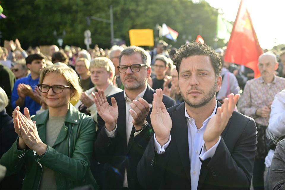 Auch Spitzenpolitiker der Grünen - Franziska Brantner, Werner Graf und Felix Banaszak - nahmen an der Demo teil. Fabian Sommer/dpa