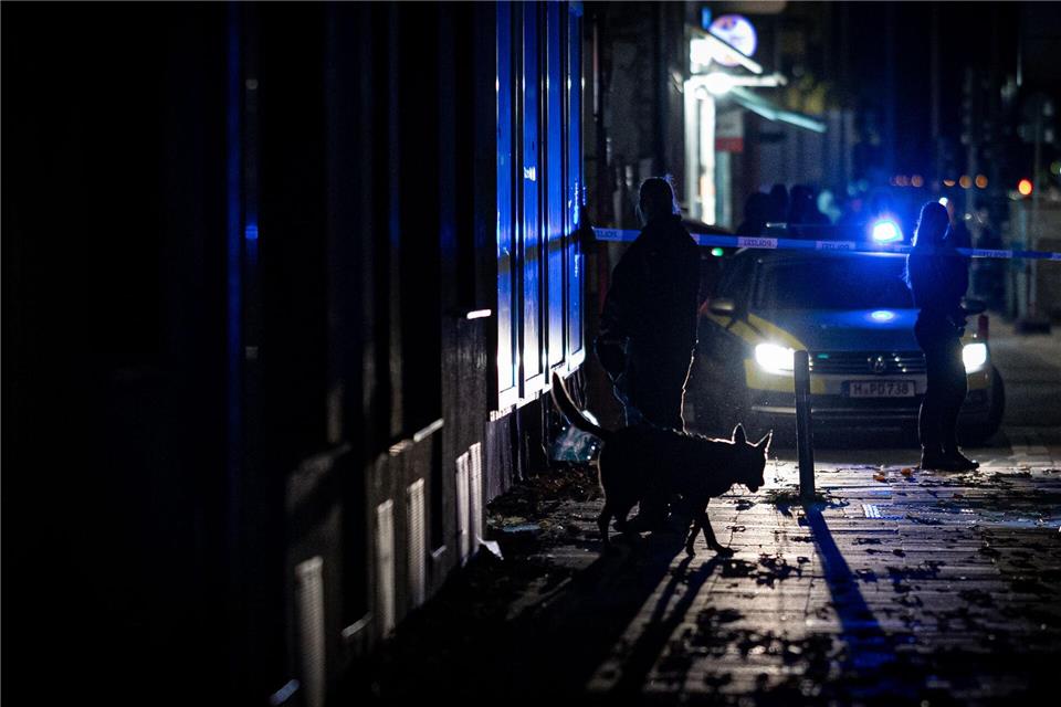 Schüsse in Hannover - Junger Mann stirbt, mehrere Verletzte Auch Spürhunde sind im Einsatz.Moritz Frankenberg/dpa