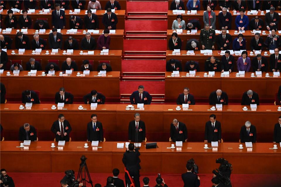 Auch Staats- und Parteichef Xi Jinping verfolgt in der Großen Halle des Volkes des Auftakt des Volkskongresses. Johannes Neudecker/dpa