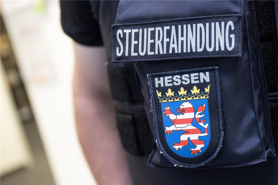 Auch Steuerfahnder beteiligen sich an hessenweiten Kontrollen im Kampf gegen Sozialkriminalität. (Symbolbild)Boris Roessler/dpa