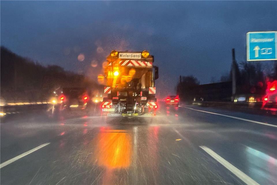 Auch Streufahrzeuge sind nicht vor Glätte-Unfällen gefeit. (Symbolbild)Oliver Berg/dpa