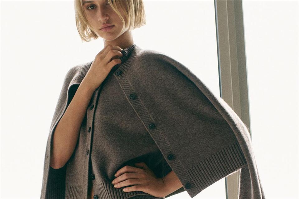 Herbst & Winter: Die wichtigsten Trends in der Damenmode Auch Strick-Ensembles sind angesagt – ob als Rock mit Oberteil und Jäckchen oder Kleid mit großen Kragen (hier von COS, Kurzarm-Strickjacke ca. 79 Euro, Langarm-Strickjacke ca. 89 Euro, Minirock ca. 89 Euro).COS/dpa-tmn