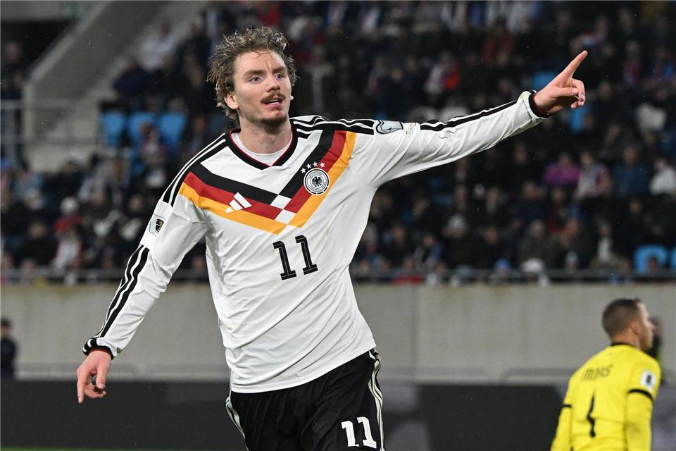 Auch Stürmer Nick Woltemade findet das Jersey, das Deutschland auch bei der WM 2026 tragen will, „Weltklasse“, wie er sagte. (Archivbild)Federico Gambarini/dpa