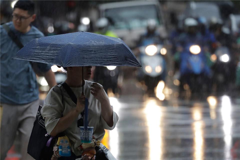 Auch Taiwan erlebte wegen des Tropensturms heftigen Regen.Chiang Ying-ying/AP/dpa