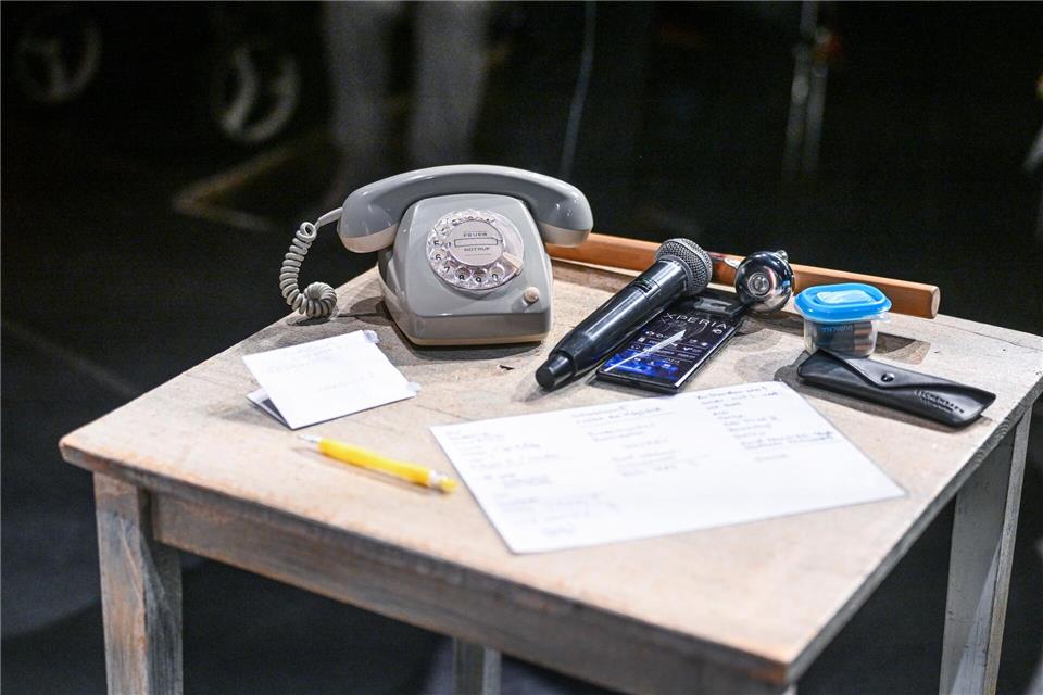 Auch Telefonate wurden nachgestellt. Felix Kästle/dpa