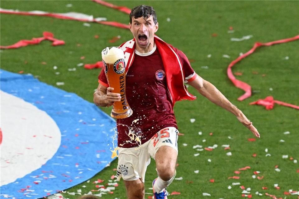 Auch Thomas Müller verabschiedet sich mit Bierduschen.Sven Hoppe/dpa
