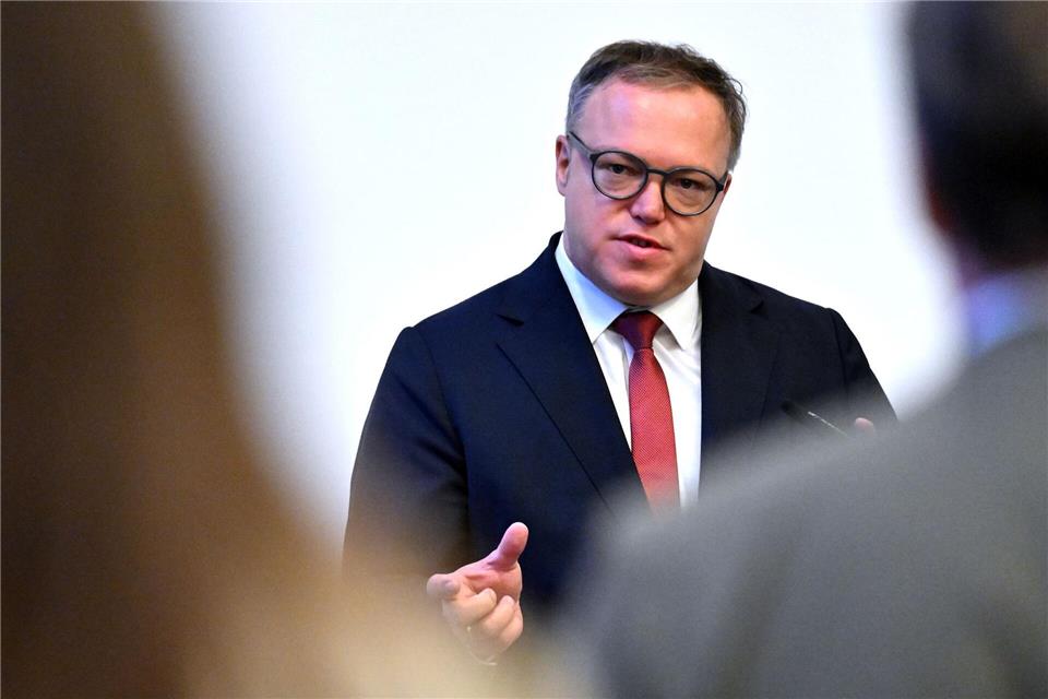 Auch Thüringens Ministerpräsident Mario Voigt (CDU) kritisiert die Entscheidung von Zalando das Logistikzentrum in Erfurt zu schließen. (Archivbild)Martin Schutt/dpa