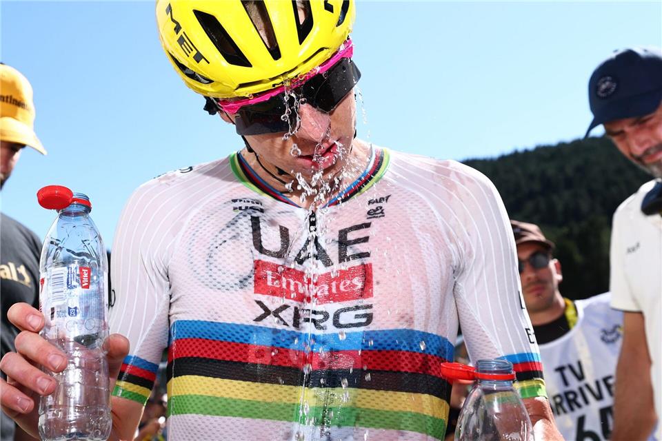 Auch Tour-Star Tadej Pogacar leidet unter den extremen Temperaturen. (Archivbild)Anne-Christine Poujoulat/AFP via AP/dpa