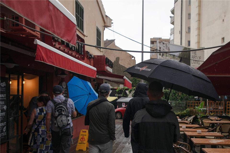 „Alice“ setzt Teile von Ibiza und Mallorca unter Wasser Auch Touristen bekamen das schlechte Wetter zu spüren.Clara Margais/dpa