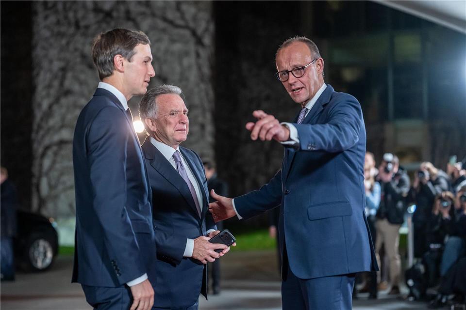 Auch Trumps Vertreter Kushner und Wittkoff waren beim Treffen mit Merz dabei.Michael Kappeler/dpa