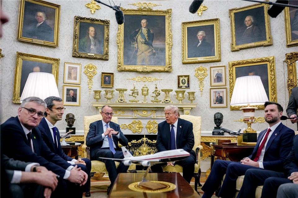 Auch Vizepräsident JD Vance war im Oval Office wieder dabei,Kay Nietfeld/dpa