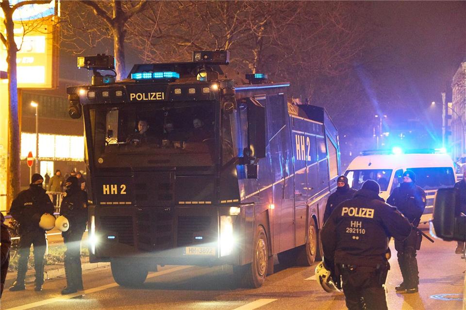 Auch Wasserwerfer wurden vorsichtshalber aufgefahren.Georg Wendt/dpa