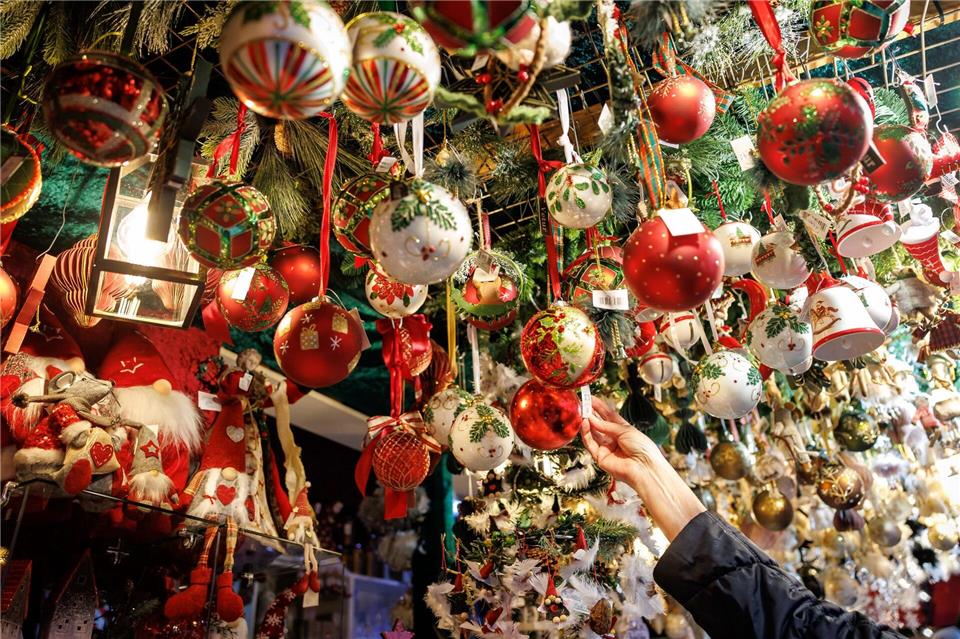 Auch Weihnachtsschmuck gibt es auf dem Christkindlesmarkt zu kaufen.Daniel Karmann/dpa