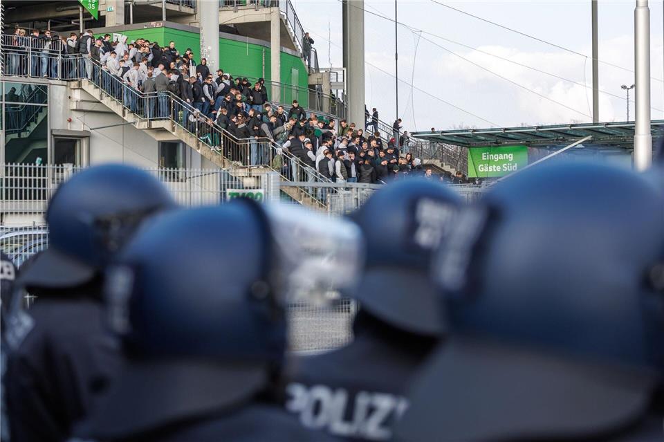 Auch Werder Bremen beschäftigen die Auseinandersetzungen von Fans mit der Polizei und Ordnern vor dem Spiel in Wolfsburg beschäftigen.  Andreas Gora/dpa