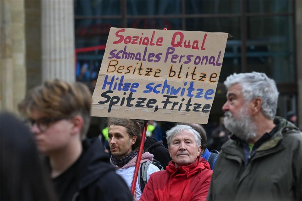Auch ältere Menschen hatten sich den Protesten in Magdeburg angeschlossen.Heiko Rebsch/dpa