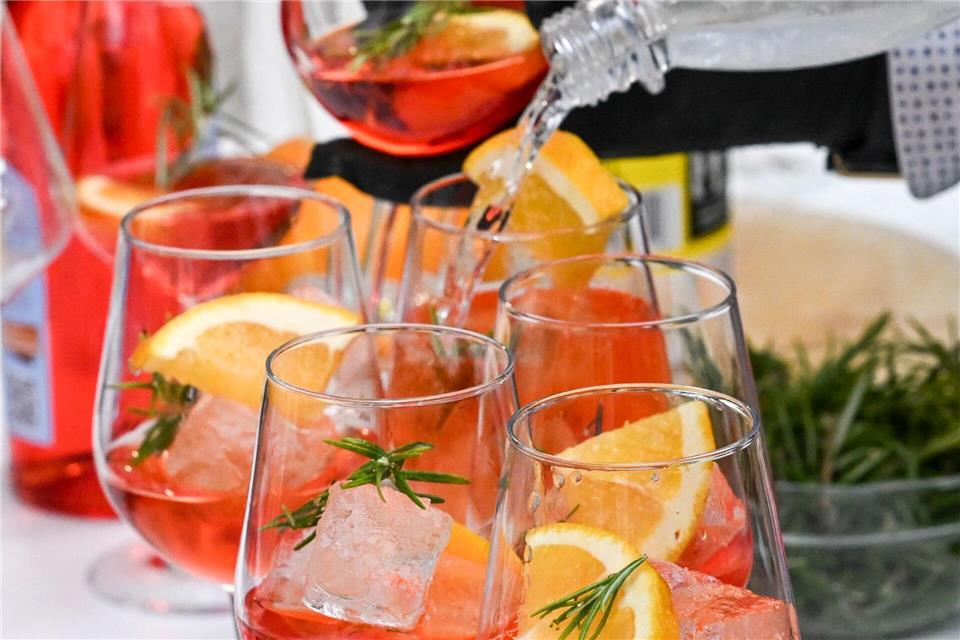 Auch alkoholfreie Alternative können helfen, auf Dauer weniger zu trinken. (Symboldbild)Jens Kalaene/dpa