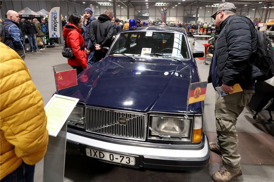 Auch alte DDR-Staatskarossen stehen in den Messehallen. Bodo Schackow/dpa