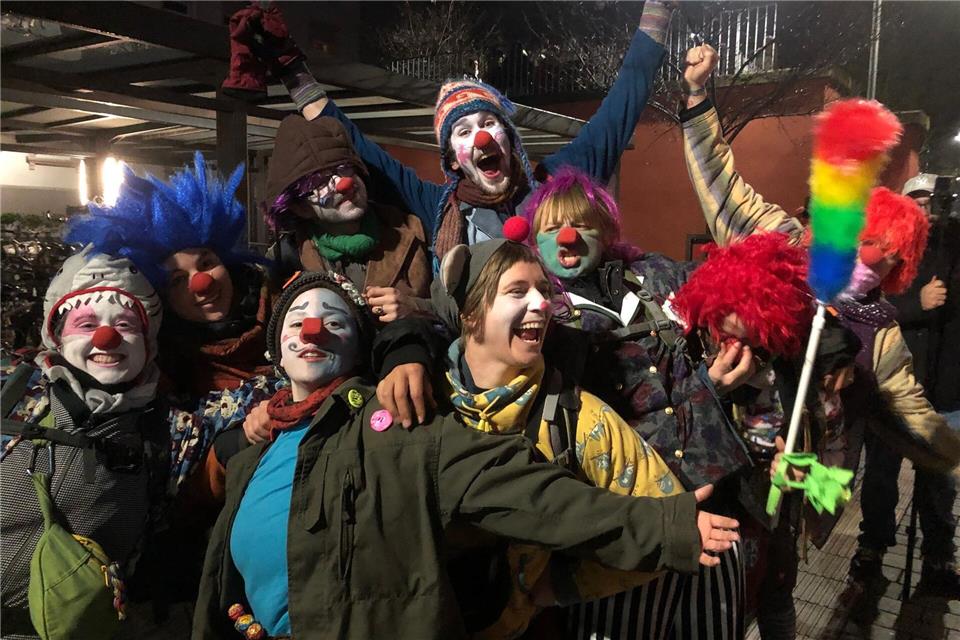 Auch am Bahnhof versammelten sich Protestierende.Christine Schultze/dpa