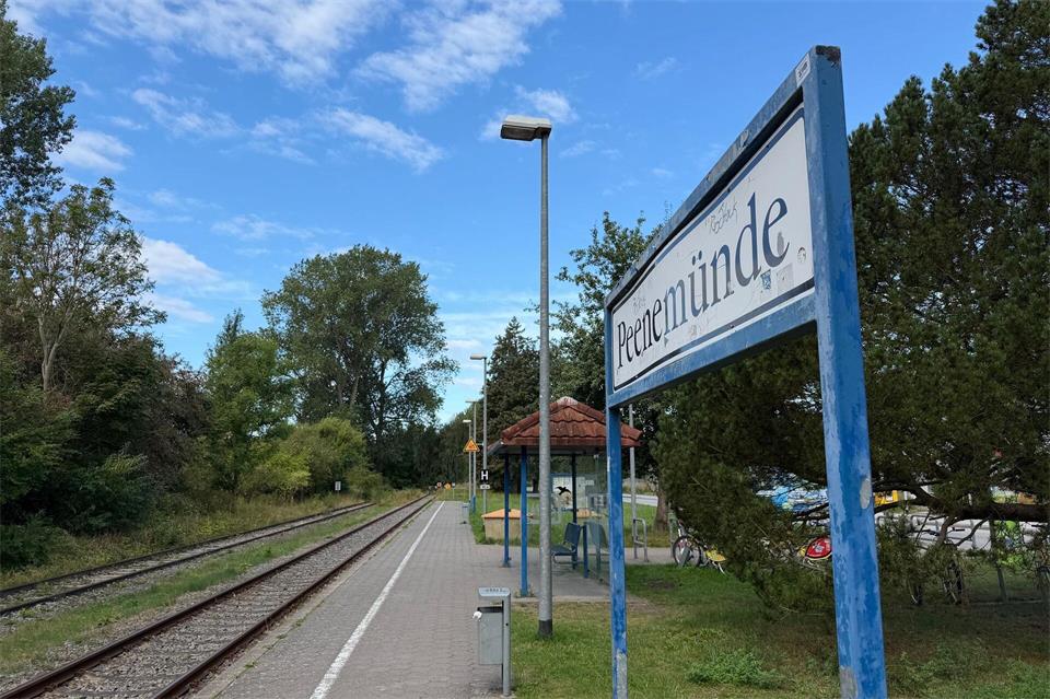 Auch am Bahnhof von Peenemünde ist oft nicht viel los. Verena Schmitt-Roschmann/dpa