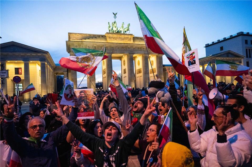Auch am Brandenburger Tor demonstrierten Menschen gegen die autoritäre Führung in Teheran.Christophe Gateau/dpa