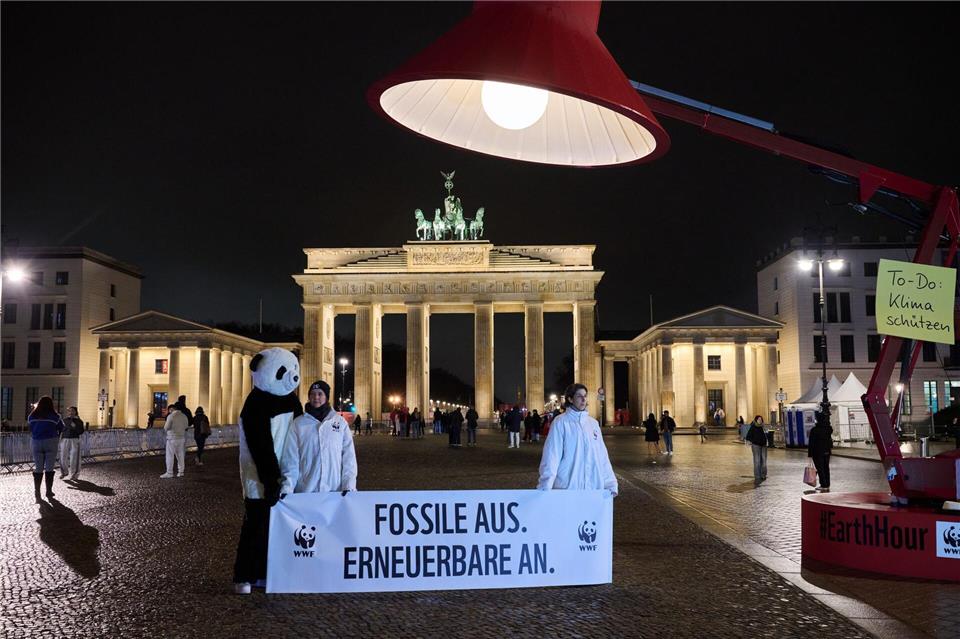 Auch am Brandenburger Tor gingen die Lichter aus. Der WWF wirbt auch dafür, privat Energie zu sparen. Daher wurde eine übergroße Schreibtischlampe aufgebaut und ausgemacht.Annette Riedl/dpa