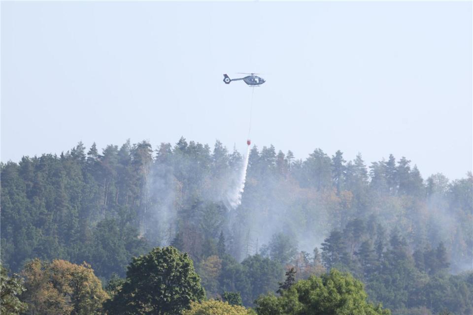 Auch am Donnerstag soll noch einmal ein Löschhubschrauber zum Einsatz kommen.Bodo Schackow/dpa